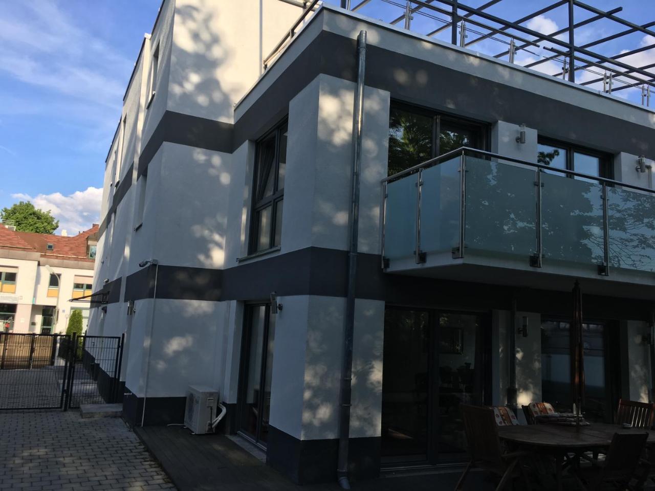 Sahara Falcon Munich Exterior photo